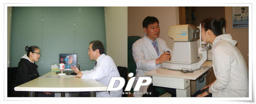 NSP통신-[송기영 명동안과 원장(좌)이 환자에게 아이라식 시술법에 대해 설명하고 있다.]