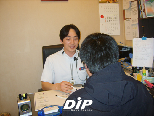 NSP통신-박형민 상담실장이 정관복원술에 대해 환자와 상담을 하고있다.