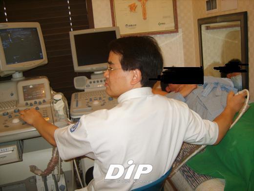 NSP통신-박천진 원장이 초음파로 환자를 검진하고 있다.