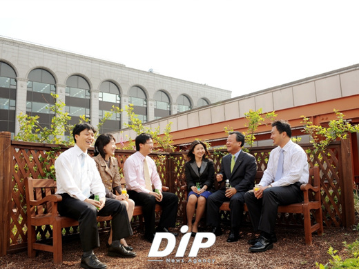 NSP통신-김중겸 사장과 감성문화 운동을 추진해 나갈 현대건설 주니어보드가 본사 옥상정원(Sky Gardern)에서 신 기업문화의 비전에 대해 담소를 나누고 있다