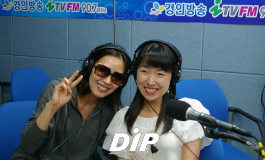 NSP통신-경인방송에 출연한 가수 유채영과(좌) 진행자 황순유