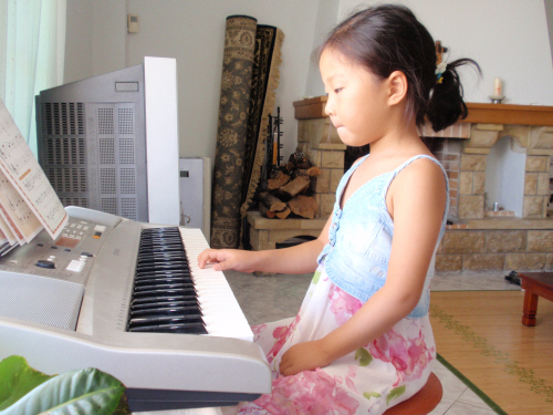 NSP통신-그리스 손혜원씨의 자녀인 수진양이 피아노를 치고 있다.