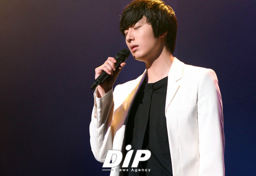 NSP통신-사진은 일본 팬미팅 현장에서 노래하는 정일우