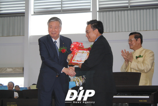 NSP통신-증정식에 참석한 부영 이중근 회장(왼쪽)과 솜콧 라오스 교육부 장관