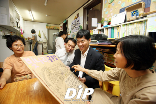NSP통신-대우건설 노동조합 김욱동 위원장(사진 가운데)이 용산구 동자동에 위치한 빛나라공부방에 회사와 함께 마련한 쌀을 전달하고, 공부방 원장인 김경옥 수녀(사진 오른쪽)와 얘기를 나누고 있다