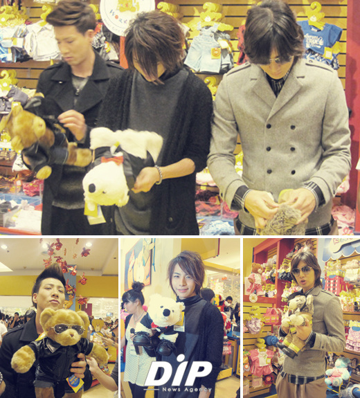 NSP통신-▲테디베어를 만들고 있는 티맥스 멤버(사진 위)와 완성된 자신의 테디베어를 들고 기념촬영을 한 신민철, 박윤화, 김준(사진 아래 왼쪽부터)