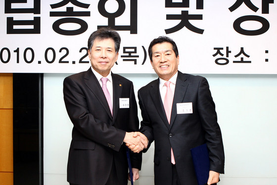 NSP통신-[신동아건설 이인찬 대표이사(왼쪽)와 신건회 회장인 한양이엔지 조기호 대표(오른쪽)]