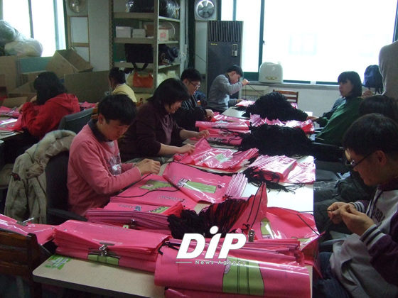 NSP통신-행복을 파는 장사꾼의 근로장애우들이 상품 포장을 위한 준비를 하고 있다.