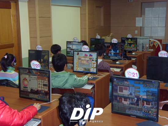 NSP통신-한자 학습 온라인 게임 한자마루로 방과후학교 수업중인 경기 양평초 학생들