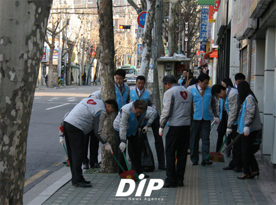 NSP통신-이종수 부회장(앞줄 좌측 두 번째)을 비롯한 진흥 임직원들이 후암동 인근 청소에 나섰다