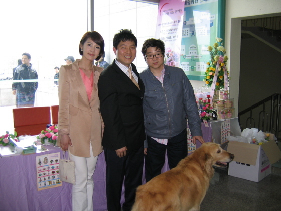 NSP통신-왼쪽부터 홍유경 아나운서, 이효권본부장, 김완수씨.
