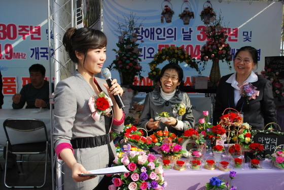 NSP통신-가애란 아나운서가 지체 4급인 김은숙 플로리스트와 정명옥 센터장과 비누꽃 코사지에 대해서 이야기 하고 있다.