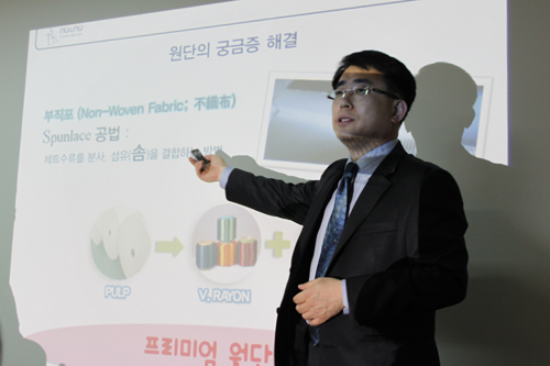 NSP통신-[물티슈에 관해 설명하는 나한홍 본부장]
