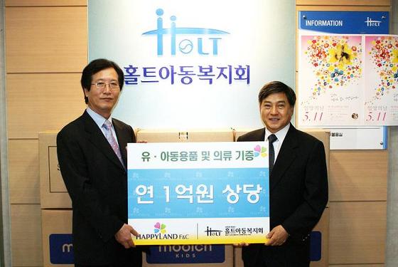 NSP통신-해피랜드F&C 임성빈 부사장(왼쪽)이 29일 홀트아동복지회를 찾아가 1억 상당의 유아의류와 용품을 기증