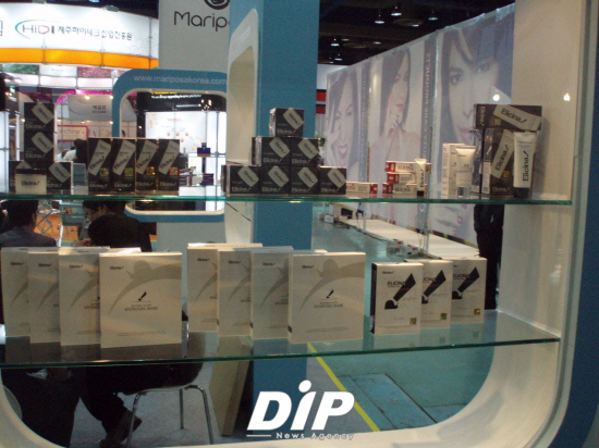NSP통신-Elicina에서 전시한 각종 화장품들