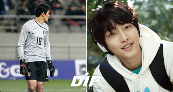NSP통신-특별한 인연으로 화제가 되고 있는 배우 송중기(사진 右)와 월드컵 국가대표 골키퍼 정성룡(左)<사진출처 및 제공=정성룡 미니홈피& 싸이더스HQ>