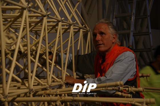 NSP통신-테오얀센이 자신의 작품을 직접 시연하고 있다.