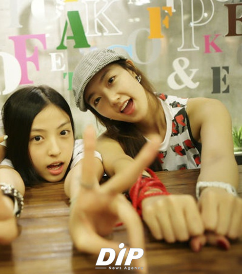 NSP통신-▲씨야에서 남녀공학으로 팀 이적한 수미(오른쪽)와 전혜원.<사진제공=코어콘텐츠미디어>