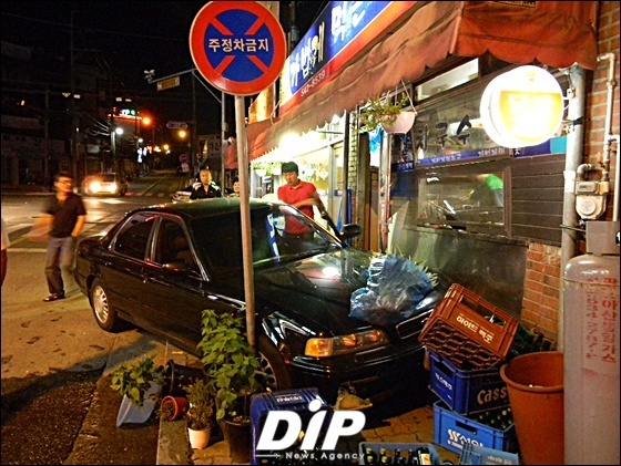 NSP통신-[사진 = 온양온천 남산사거리에서 인도로 돌진한 승용차. DIP통신]