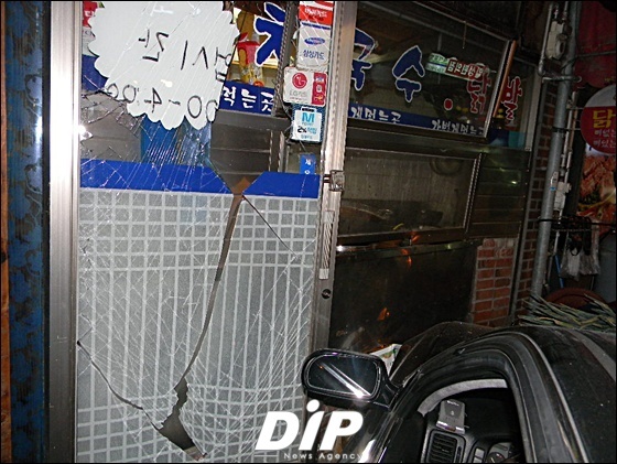 NSP통신-[사진 = 상가 외벽과 현관문에 사고당시 위험했던 순간을 애기한다 . DIP통신]