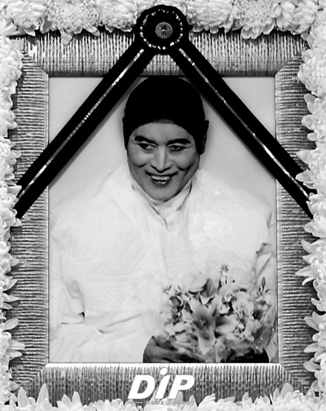 NSP통신-▲지난 12일 숙환으로 별세한 패션계의 거목 앙드레김이 영정 속 환한 미소로 슬픔을 더하게 하고 있다