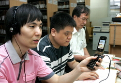 [NSP PHOTO]LG유플러스, 시각장애인에게 책 읽어주는 휴대폰 기증