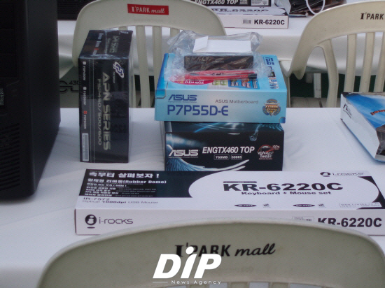 NSP통신-아수스의 메인보드와 그래픽카드 등 여러 컴퓨터부품들이 주인을 기다리고 있다.