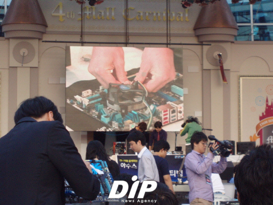 NSP통신-컴퓨터 조립 중 CPU쿨러를 메인보드에 설치하는 장면이다.