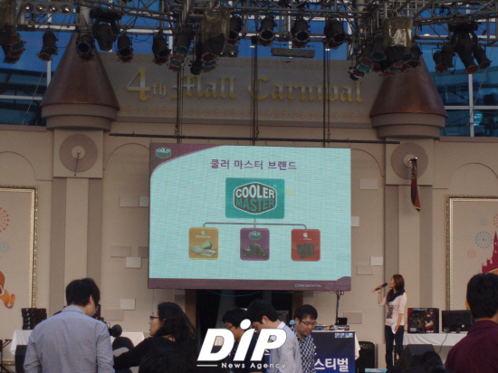 NSP통신-쿨러마스터 관계자가 쿨러마스터 회사에 대해서 소개하고 있다.