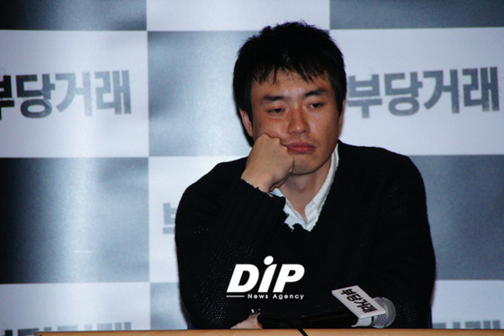 NSP통신-기자들의 날카로운 질문에 류승완감독이 곤혹스러워하고 있다.