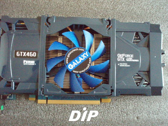 NSP통신-갤럭시 지포스 GTX460 SUPER OC D5 1GB 본체의 앞모습, 파란색 쿨러가 눈에 들어온다.