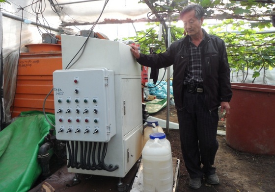 NSP통신-대전 형제농장 김학재 대표가 그린텍의 에멀전 연료절감장치에 대해 설명하고 있다.