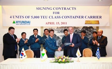 NSP통신-지난 15일 현대중공업에서 열린 컨테이너선 계약식에서 계약 후 악수하는 현대중공업 김외현 조선사업본부장(왼쪽)과 컨테이너캐리어 코퍼레이션사의 게리 벤투리스 사장