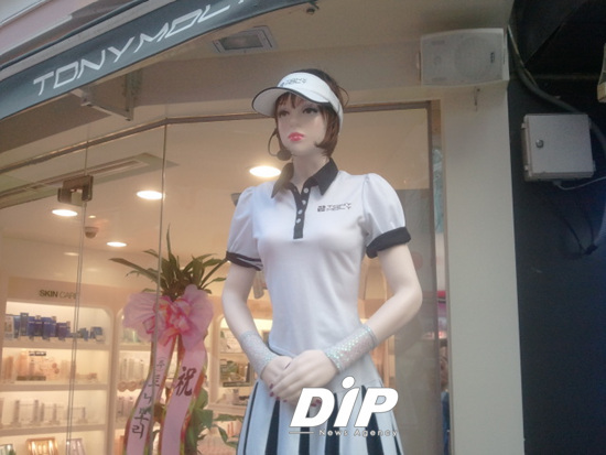 NSP통신-로봇도우미는 평범한 마테킹으로 보이지만 사람을 인식하면 인사를 하고 안내 멘트를 한다.