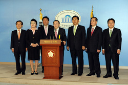 [NSP PHOTO]국토부, LH본사 진주 일괄이전 발표에 전북의원들 공항상태