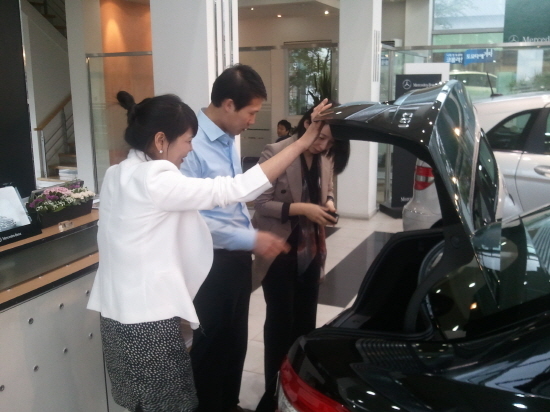 NSP통신-벤츠 모터원 박수진 대리가 고객에게 자동차의 성능 등을 설명하고 있다.(왼쪽 맨앞)