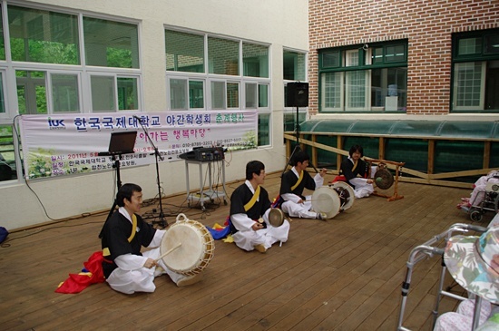 NSP통신-한국국제대 야간총학생회가 합천노인요양원을 방문해 거동이 불편한 어르신들과 즐거운 시간을 보냈다.