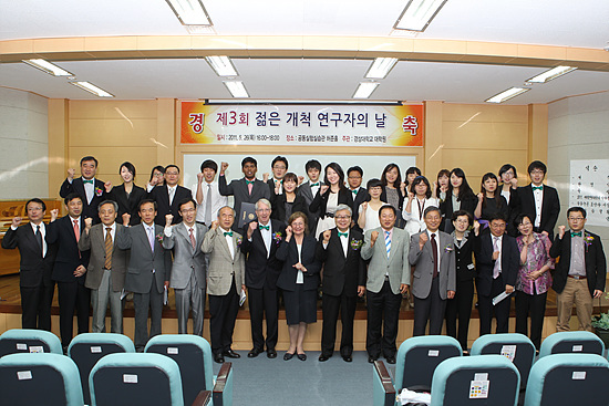 NSP통신-하우송 총장, 정덕화 대학원장, 학장, 사업단장과 수상 대학원생들이 기념촬영을 하고 있다.