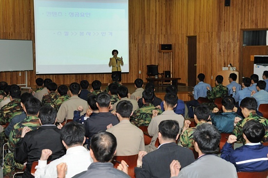 NSP통신-보급창구성원들이 웃음강사를 따라하며 즐거워하고 있다<사진제공=해군군수사>