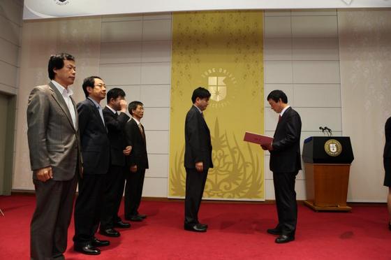 NSP통신-경성대는 27일 개교 56주년 기념식을 갖고 우수 교직원에게 표창과 부상을 수여했다.(사진제공=경성대학교)