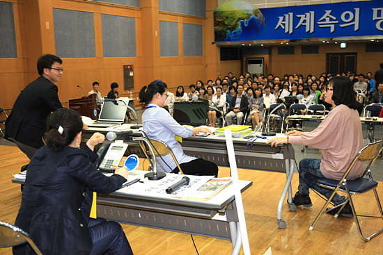 NSP통신-친절&미소연기 콘테스트를 열고있다. <사진제공=창원시>