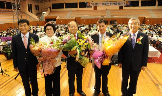 NSP통신-자랑스러운 부경인상 수상자들의 기념촬영 모습.(왼쪽부터 정수일 총동창회장, 이미자 지윤산업개발 대표, 최영조 태양토건공사 대표, 박부인 동원산업 사장, 박맹언 총장)