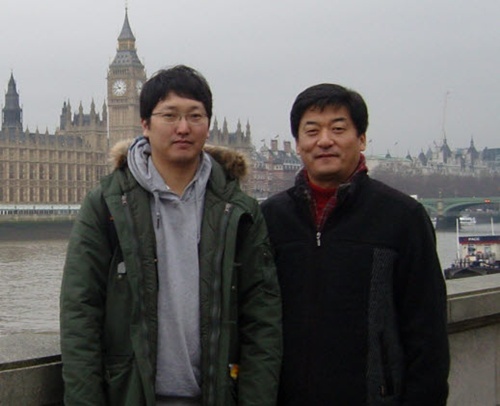 NSP통신-한동식씨(사진좌측), 전충환교수 <사진제공=부산대>