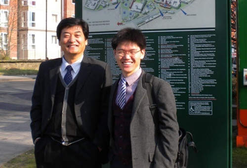 NSP통신-이병화씨(사진우측), 전충환교수