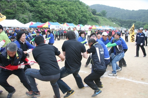 NSP통신-31일 의용소방대원들이 남산동 외국어대운동장에서 단체 줄다리기 하고 있다..<사진제공=부산시 소방본부>