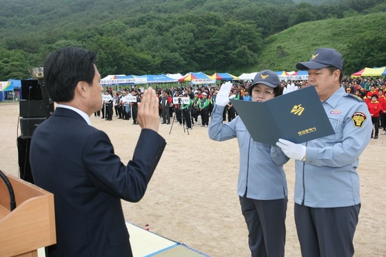 NSP통신-의용소방대원들이 허남식 부산시장(왼쪽)에게 안전봉사 실천 결의를 하고 있다.<사진제공=부산시 소방본부>