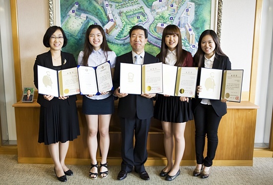 NSP통신-사진 왼쪽부터 김은희 교수, 김정은, 김영식 총장, 신선미, 권성은 학생.<사진제공=한국국제대>