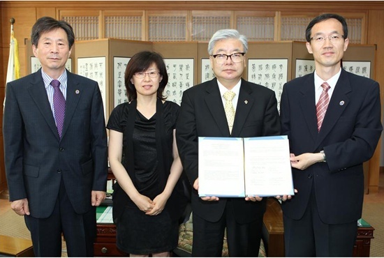 NSP통신-사진 오른쪽부터 연성찬 대외협력본부장, 하우송 총장, 김은정 대외협력부본부장, 박헌복 대외협력과장.<사진제공=경상대학교>