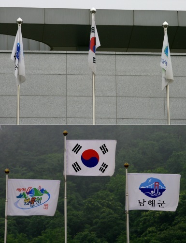 NSP통신-남해유배문학관 국기게양대 깃발 펼침장치 설치 전(위)과 설치 후.<사진제공=남해군>