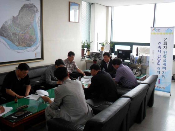 NSP통신-합천군 은퇴자 건축설계비 감면 건축사 간담회 장면.<사진제공=합천군>